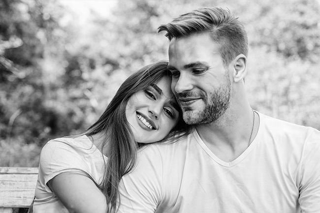 Poses de couple assis et couché