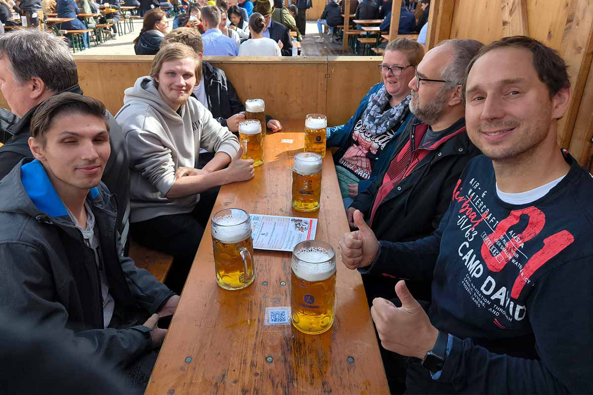 Spielerinnen und Spieler der Kickers genießen das Oktoberfest auf der Theresienwiese.