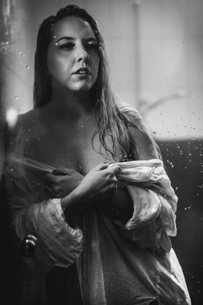 Pose dramática de boudoir de Valentina Buerkli
