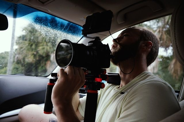 un uomo che tiene in mano una macchina fotografica