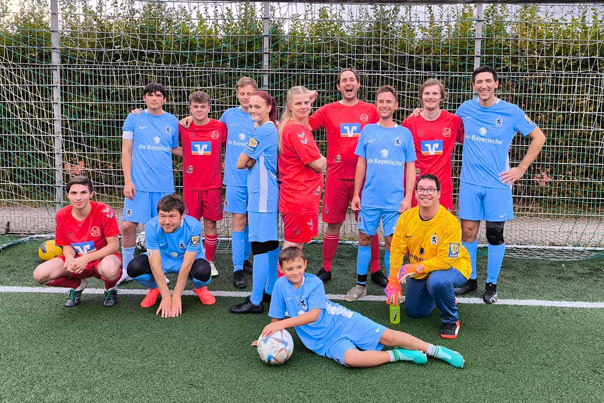 Gruppenfoto der Ibbenbürener Kickers und TSV 1860 München
